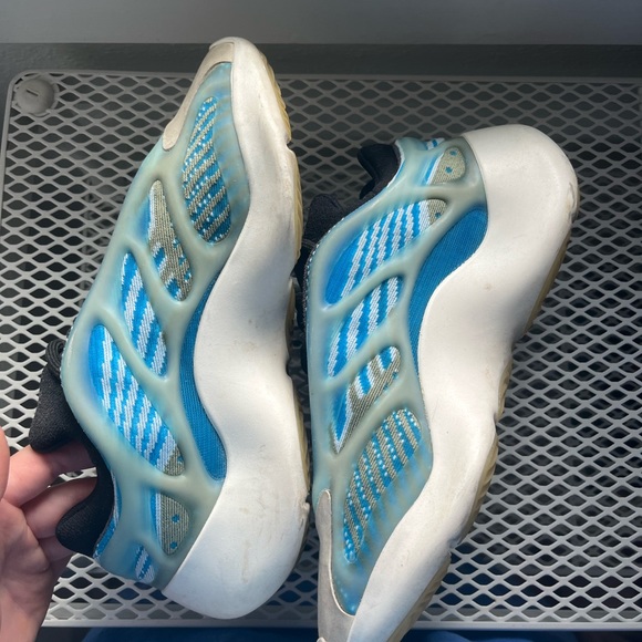 YEEZY 700 V3 - Picture 4 of 5